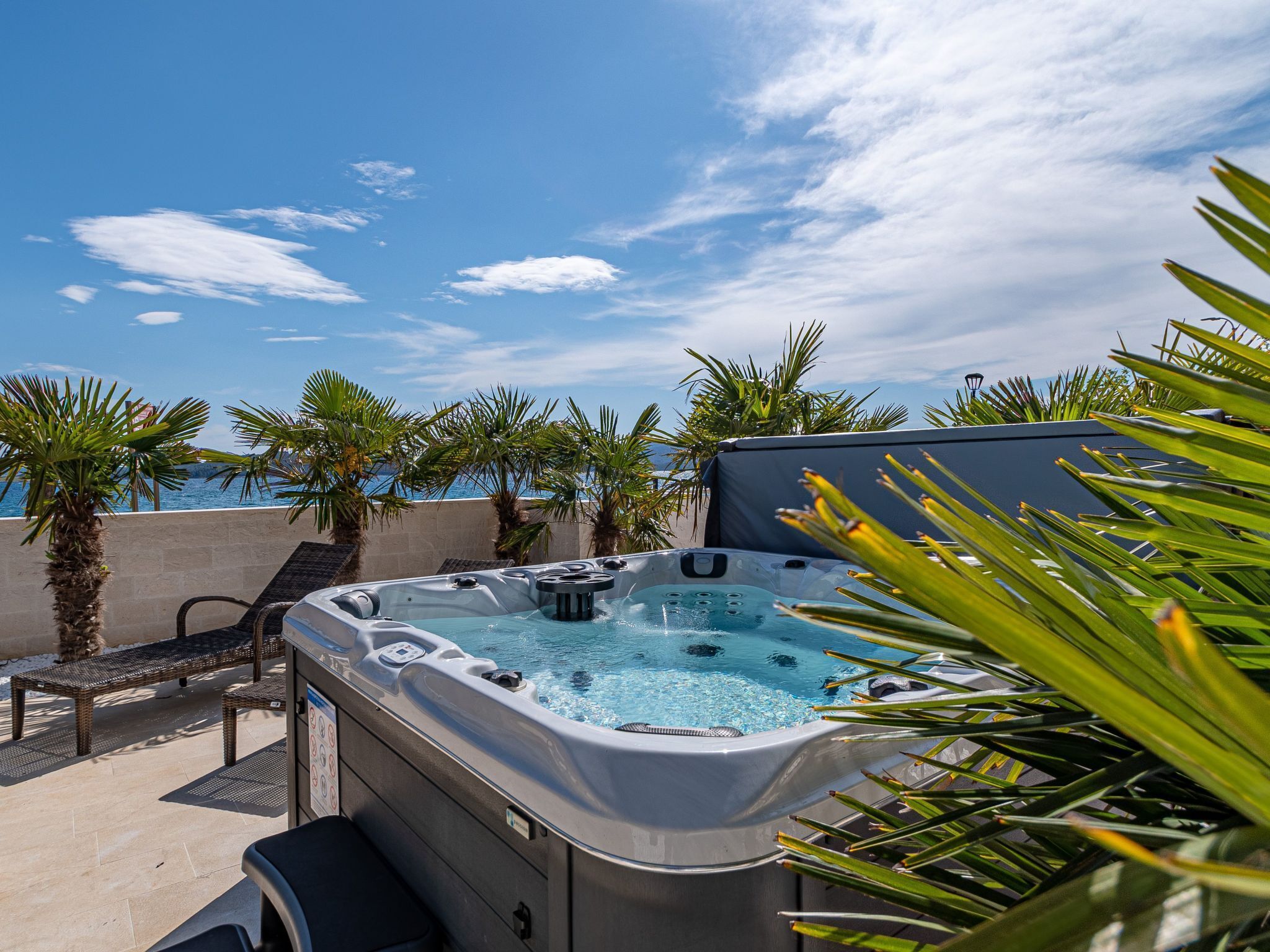 Tina de hidromasaje al aire libre