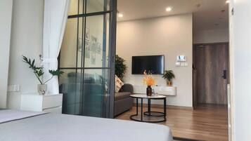 Tabla de planchar con plancha, wifi y ropa de cama