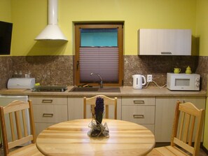 Refrigerador, microondas y utensilios de cocina 