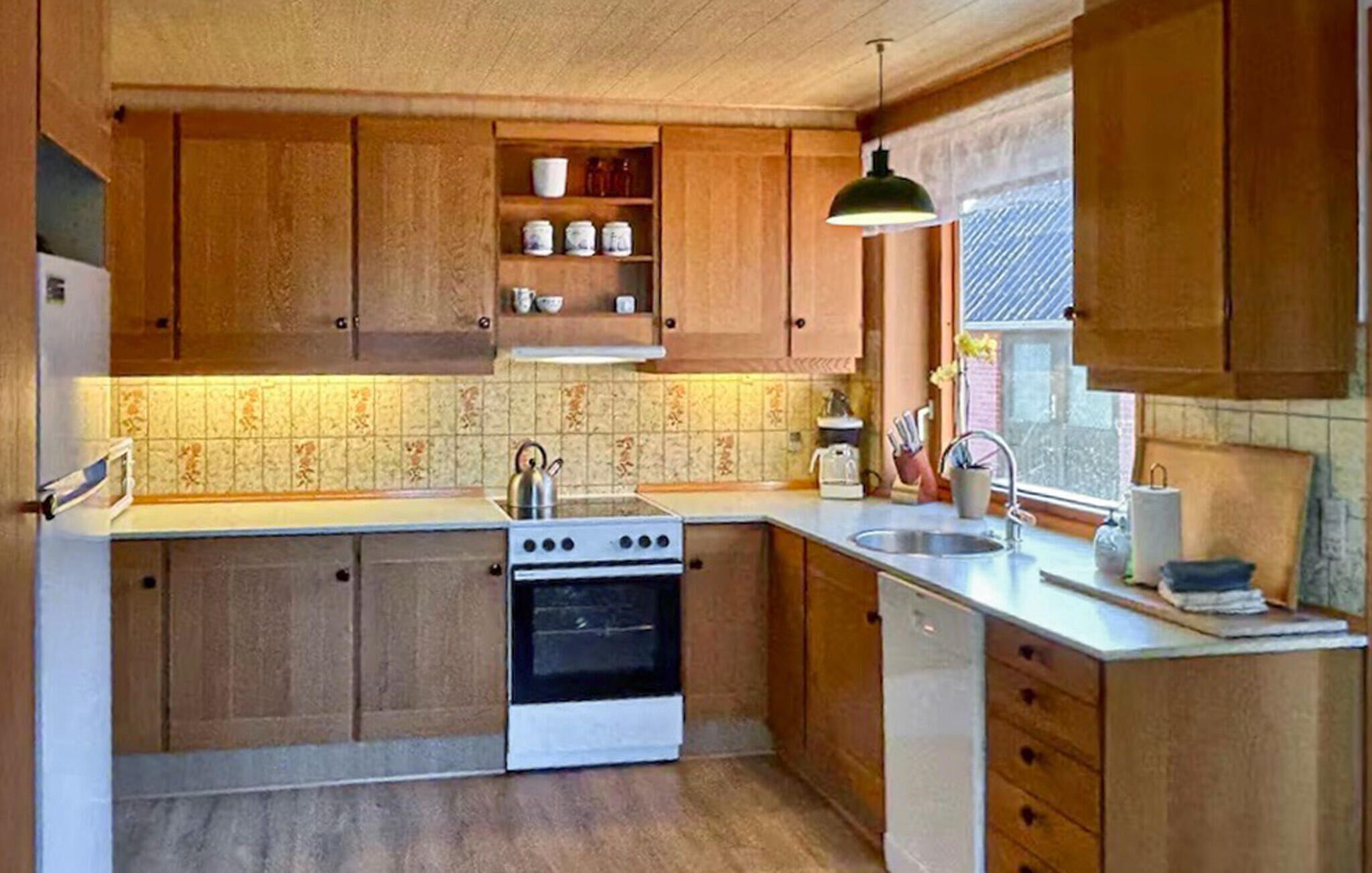 Réfrigérateur, surface de cuisson, lave-vaisselle, cafetière-théière