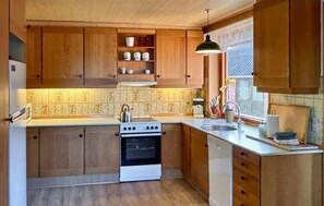 Kjøleskap, kokeplater, oppvaskmaskin og kaffetrakter/tekoker