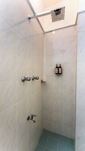 Shower, hair dryer, towels, soap - Surfing Elephant Resort (Polhena, Matara)
