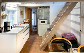 Refrigerador, microondas, placa de cocina, lavavajillas