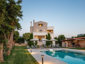 A heated pool - Ferienvilla Malvasia mit Swimmingpool auf Kreta by Interhome (Angeliana Kriti)