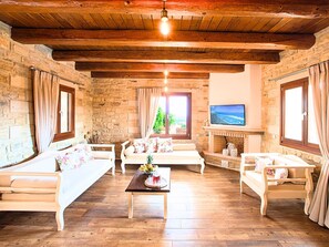 TV, fireplace - Cretan Sunrise Villa Beheizter Privatpool by Interhome (Georgioupoli)