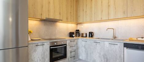 Kühlschrank, Ofen, Geschirrspüler, Kochgeschirr/Geschirr/Besteck