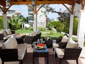 Outdoor dining - Wohnung in Pallini mit Eigener Terrasse by Interhome (Nea Skioni)
