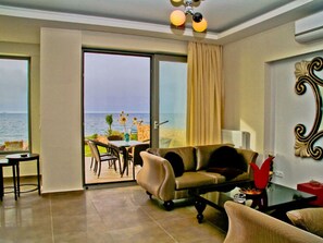 TV, fireplace - Villa Peri am Strand by Interhome (Analipsi-Hersonissos)