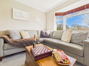 TV - Beautiful 4-Bed Getaway Near Falmouth (Falmouth)