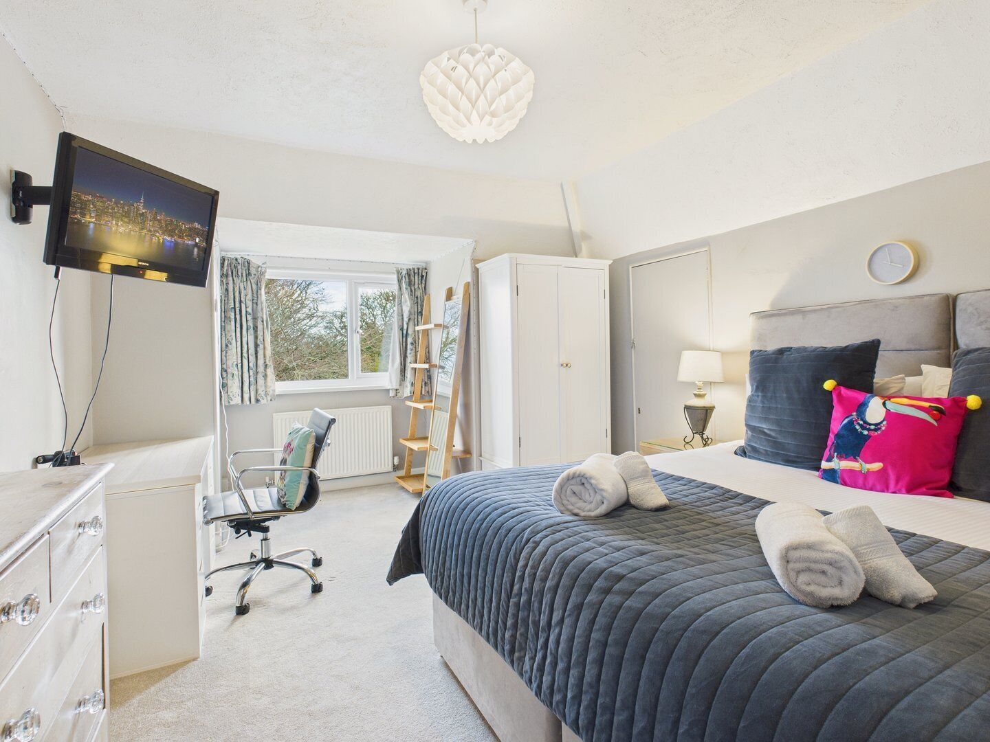 Desk, iron/ironing board, Internet, bed sheets