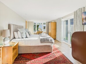 4 bedrooms, desk, iron/ironing board, Internet - Beautiful 4-Bed Getaway Near Falmouth (Falmouth)