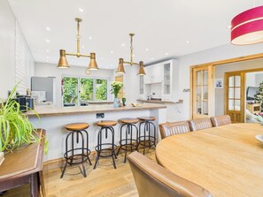 Fridge, microwave, oven, stovetop - Beautiful 4-Bed Getaway Near Falmouth (Falmouth)