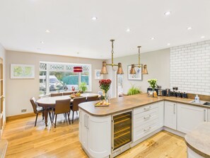 Fridge, microwave, oven, stovetop - Beautiful 4-Bed Getaway Near Falmouth (Falmouth)