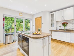 Fridge, microwave, oven, stovetop - Beautiful 4-Bed Getaway Near Falmouth (Falmouth)