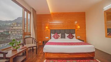 Habitación ejecutiva | Escritorio, espacio para trabajar con un portátil, cortinas opacas