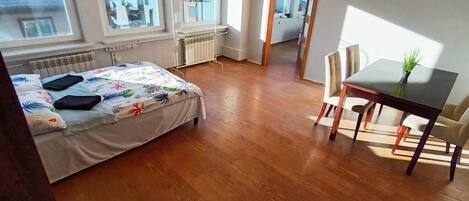 Classic-værelse til 4 personer - 2 dobbeltsenge | Skrivebord, arbejdsområde til bærbare computere, strygejern/strygebræt