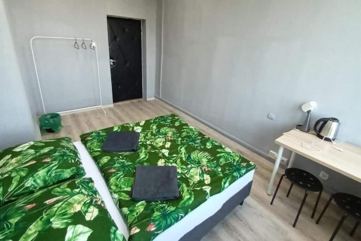 Ein Schlafzimmer mit einem Bett, einem Schreibtisch und einem Stuhl.