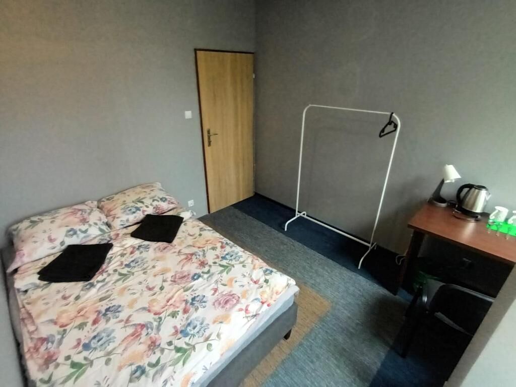 クラシック ダブルルーム ダブルベッド 1 台 | デスク、ノートパソコン用作業スペース、アイロン / アイロン台、WiFi (無料)