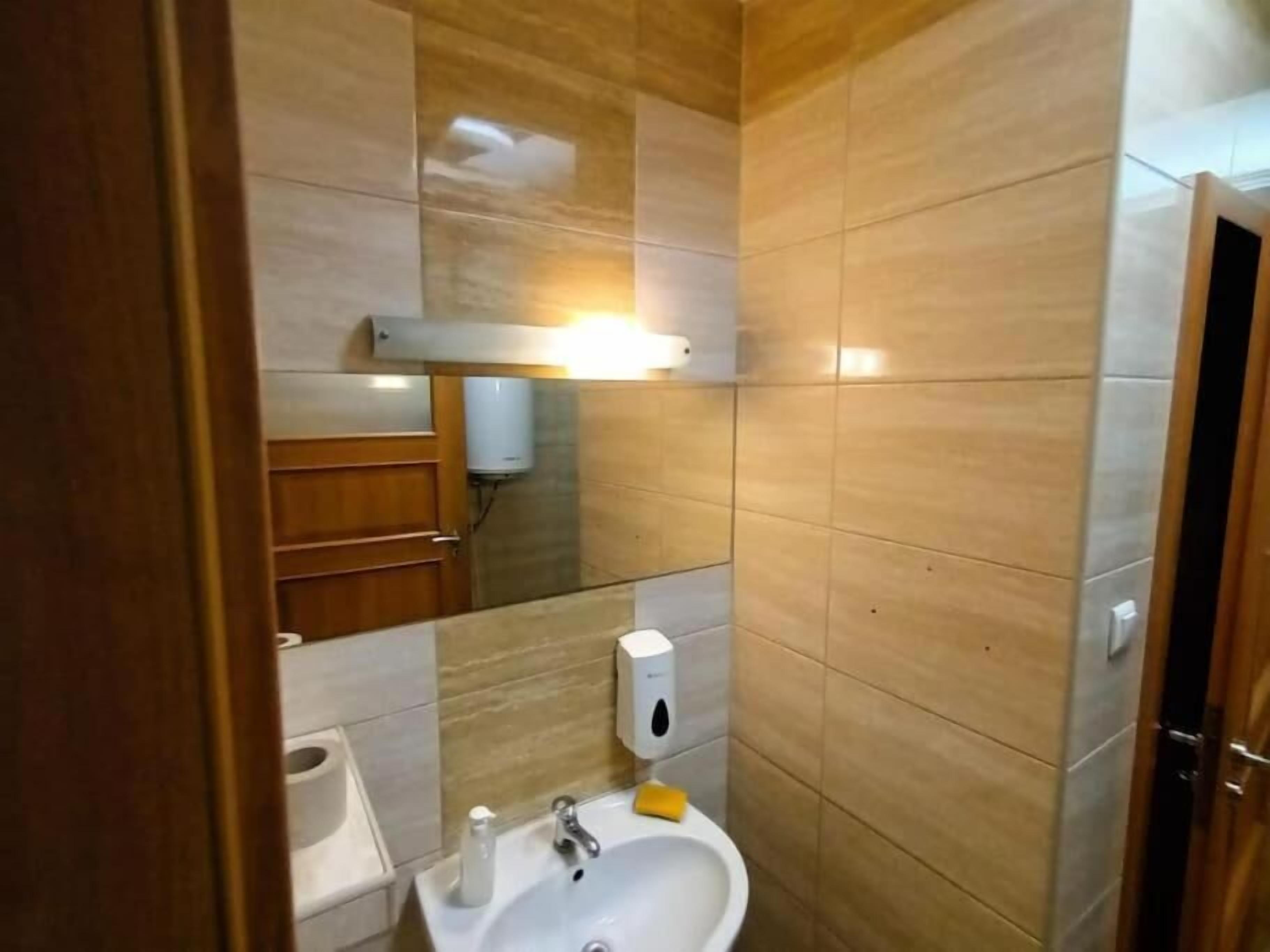 Buồng tắm vòi sen, máy sấy tóc, khăn tắm, xà phòng 