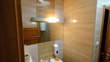 Buồng tắm vòi sen, máy sấy tóc, khăn tắm, xà phòng