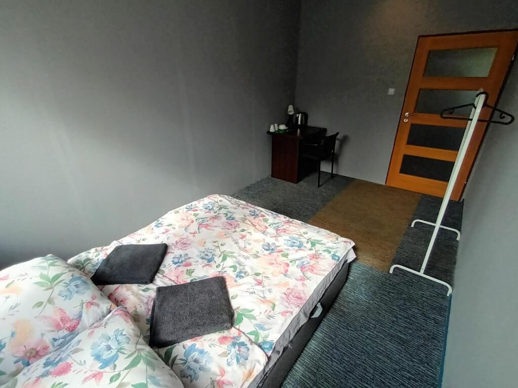 クラシック ダブルルーム ダブルベッド 1 台 | デスク、ノートパソコン用作業スペース、アイロン / アイロン台、WiFi (無料)