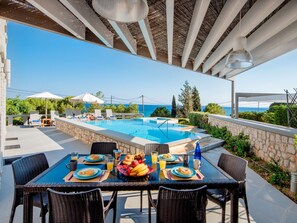 Outdoor dining - Villa CostaMare - Luxuriöse, neu gebaute Steinvilla by Interhome (Gennadi)