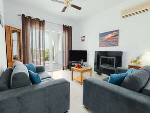 TV, fireplace - Gennadi Dreams Ferienvilla by Interhome (Gennadi)