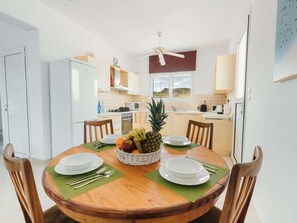 Fridge, microwave, oven, cookware/dishes/utensils - Gennadi Dreams Ferienvilla by Interhome (Gennadi)