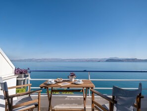Outdoor dining - Appartement mit atemberaubendem Ausblick in Kiveri by Interhome (Argos)