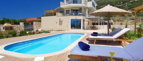 Een verwarmd zwembad