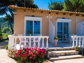 Terrace/patio - Eine unabhängige, voll ausgestattete Wohnung direkt am Meer. by Interhome (Aj. Nikitas)