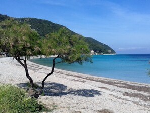 Beach - Eine unabhängige, voll ausgestattete Wohnung direkt am Meer. by Interhome (Aj. Nikitas)