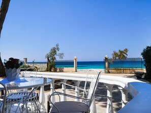 Outdoor dining - Eine unabhängige, voll ausgestattete Wohnung direkt am Meer. by Interhome (Aj. Nikitas)