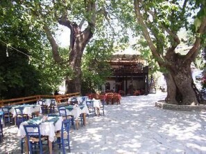 Outdoor dining - Villa Symeon by Interhome (Ormos Prinou)