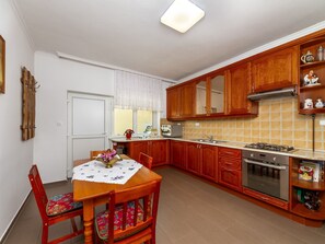 Kühlschrank, Mikrowelle, Ofen, Geschirrspüler