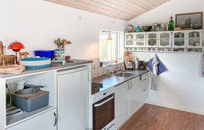 Jääkaappi, liesi, kahvin-/teenkeitin