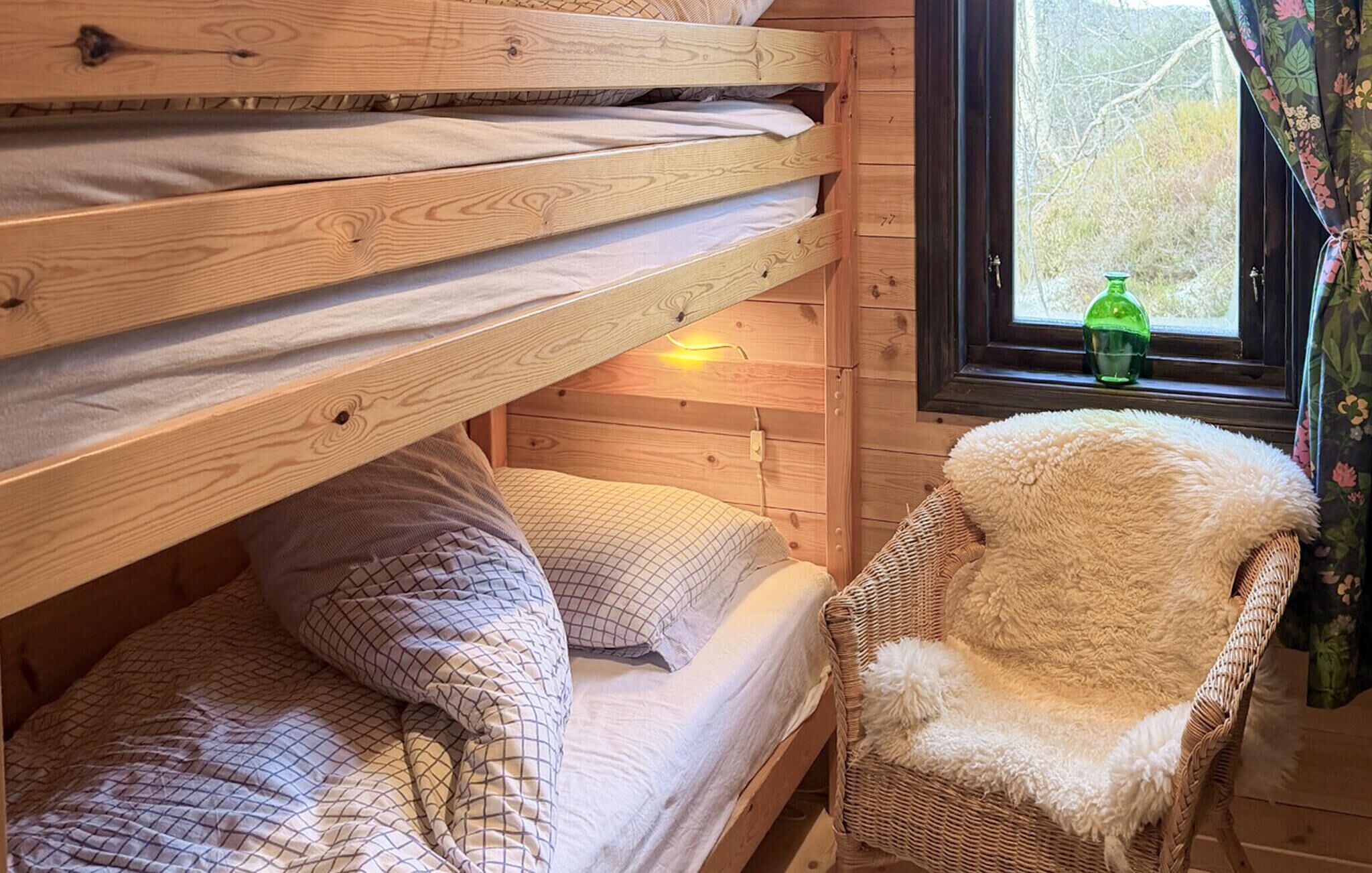 4 bedrooms, travel crib