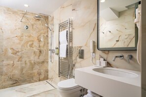 Shower, free toiletries, hair dryer, slippers - Hotel Epica (Bucharest)