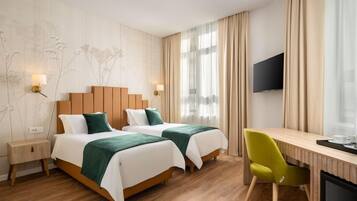 Een kluis op de kamer, een bureau, een laptopwerkplek