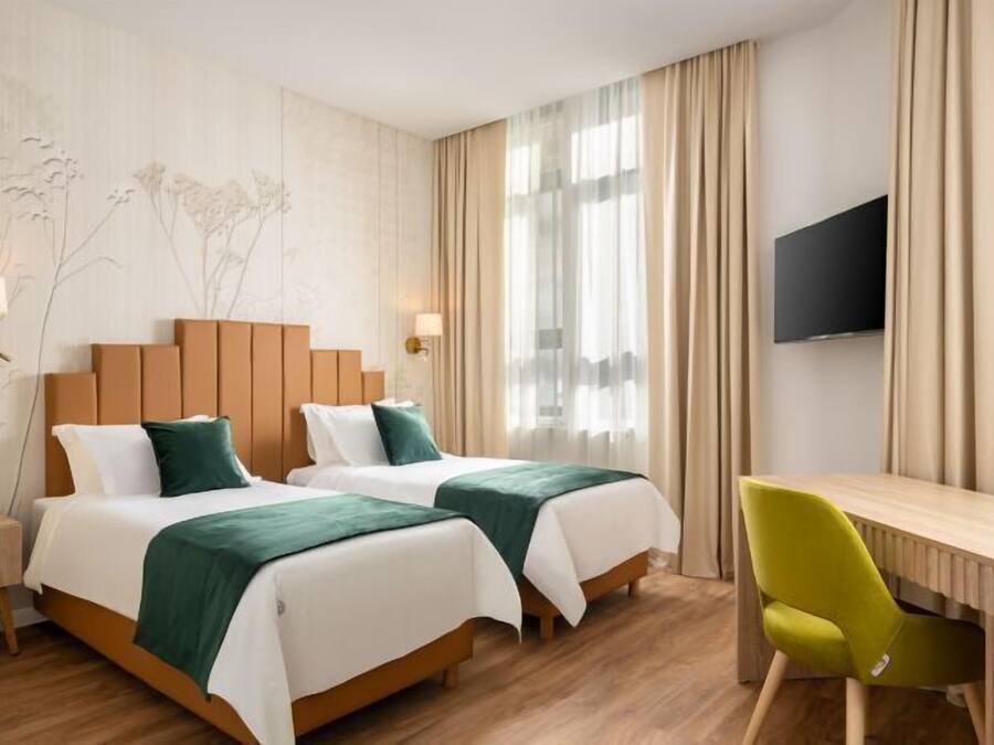 Zimmersafe, Schreibtisch, laptopgeeigneter Arbeitsplatz