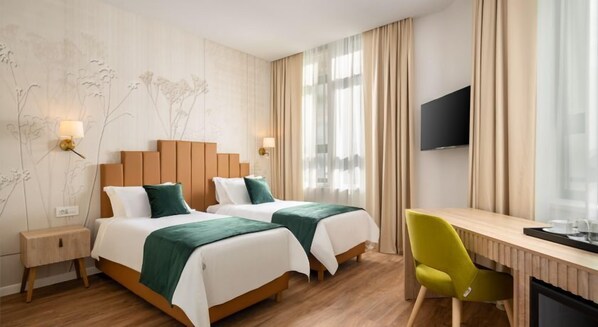 In-room safe, desk, laptop workspace, blackout curtains - Hotel Epica (Bucharest)