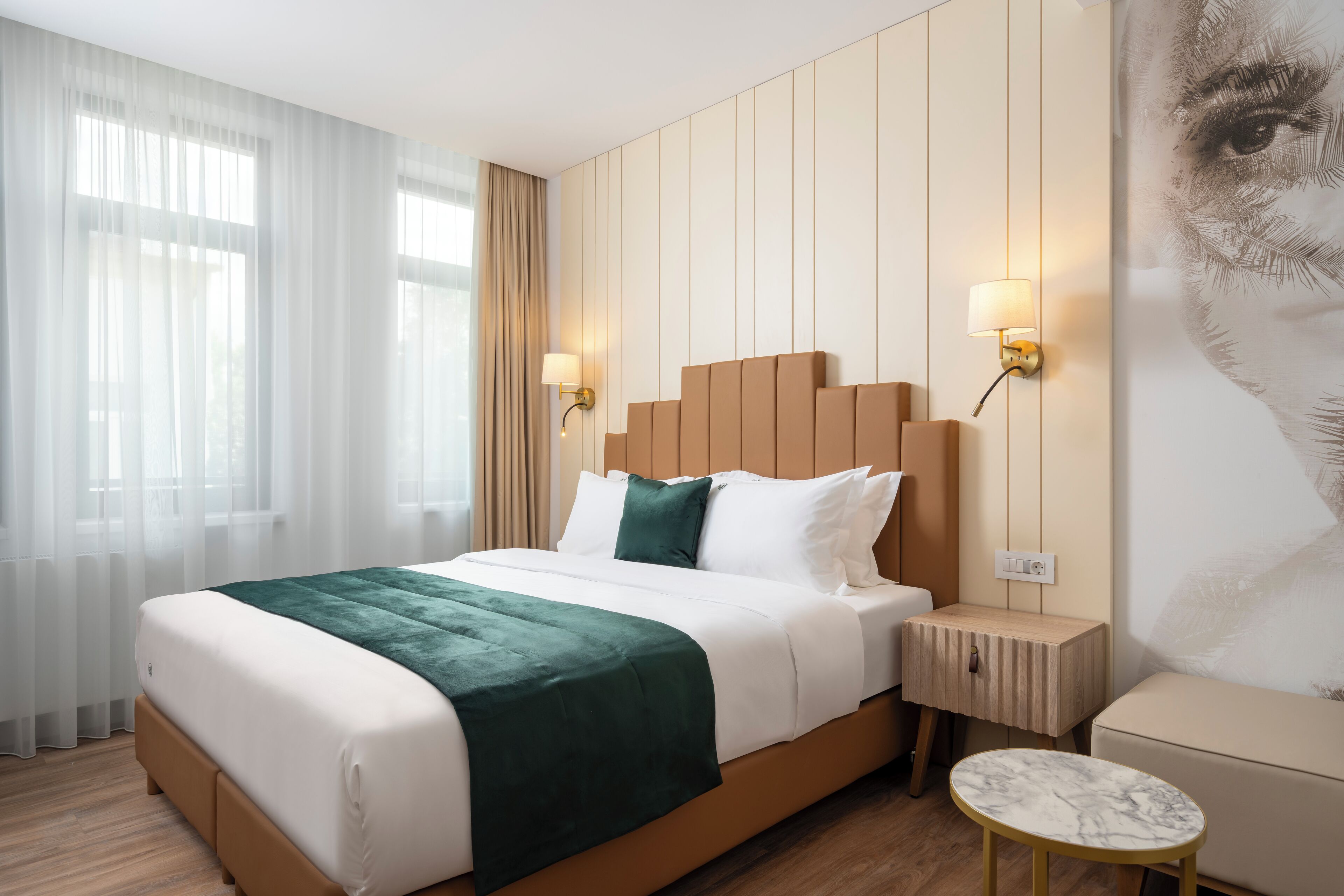 舒适双人房 | 客房内保险箱、办公桌、笔记本电脑工作区、遮光窗帘