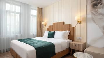 Comfort dubbelrum | VÀrdeförvaringsskÄp pÄ rummet, skrivbord och arbetsyta för laptop