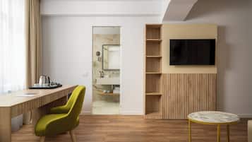 Suite, 1 kamar tidur | Area keluarga | TV