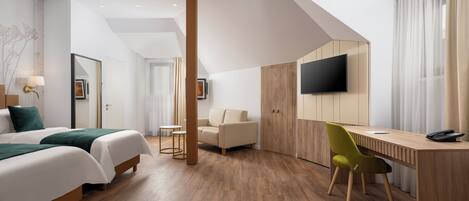 Una habitación de hotel moderna con dos camas, un escritorio, un televisor y una silla verde.