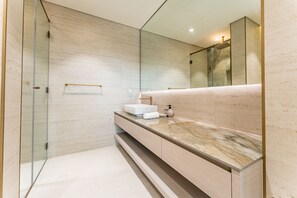 Shower, hair dryer, bidet, towels - Pear House II BY Imtiaz 1014 by Deluxe Holiday Homes (Dubai)