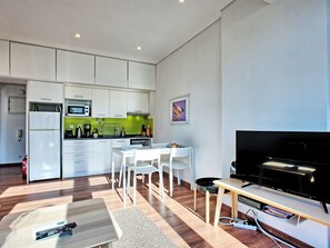 Kühlschrank, Mikrowelle, Geschirrspüler, Kochgeschirr/Geschirr/Besteck