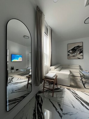 Smart TV - Luxurious 1-Bed Room suite (Abbotsford)
