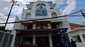 Vista frontal de la propiedad