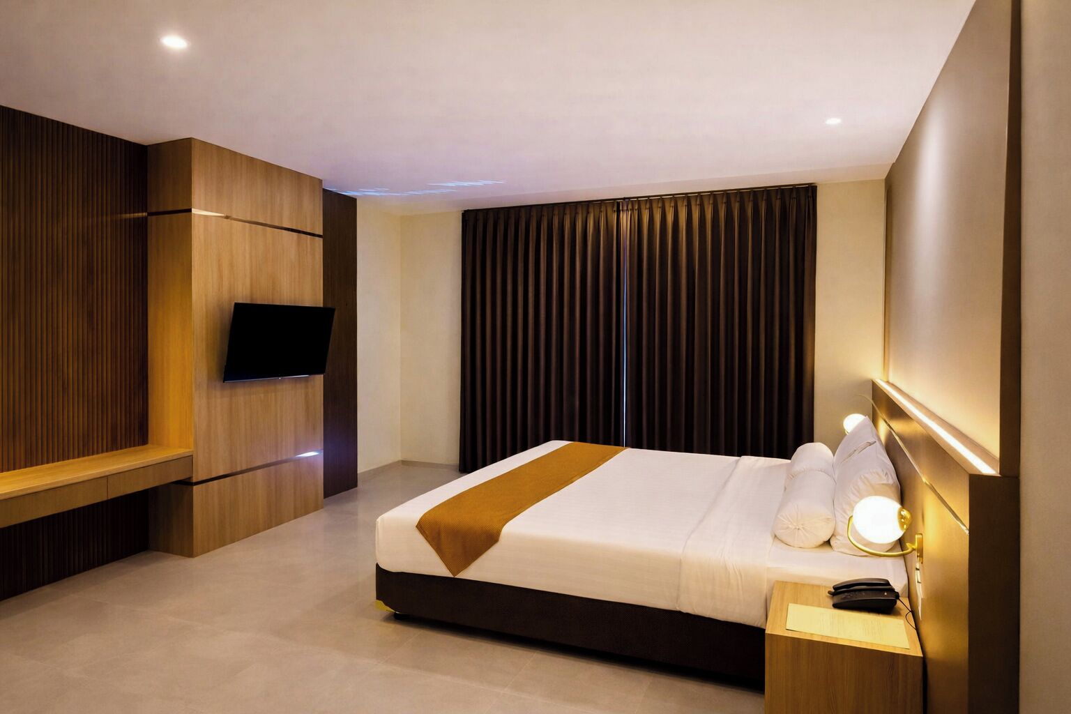 Una habitación de hotel moderna con una cama grande, un televisor de pantalla plana montado en la pared y un diseño de paneles de madera en el lado izquierdo.